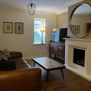 Stunning W Fireplace, Private Parking, And Garden Beverley